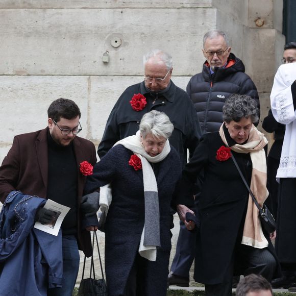 Françoise Laborde et Geneviève Laborde lors de la cérémonie des obsèques de Catherine Laborde à l'église Saint-Roch à Paris, France, le 6 février 2025. L'emblématique présentatrice météo de TF1 est décédée le 28 janvier 2025 à l'âge de 73 ans, des suites d'une démence à corps de Lewy, une maladie neurodégénérative dont Catherine Laborde souffrait depuis 2014. Photo by Nasser Berzane/ABACAPRESS.COM