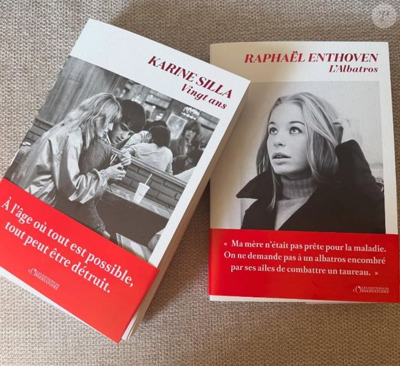Et ce jeudi 19 juin 2025 sur Instagram, l'ancienne Première dame a dévoilé les deux ouvrages qu'elle avait reçus en avant-première : "Merci Karine Silla et Raphaël Enthoven pour ces 2 merveilles".

Capture d'écran Instagram Carla Bruni - 19 juin 2025.