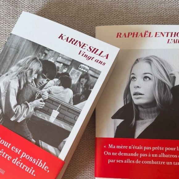 Et ce jeudi 19 juin 2025 sur Instagram, l'ancienne Première dame a dévoilé les deux ouvrages qu'elle avait reçus en avant-première : "Merci Karine Silla et Raphaël Enthoven pour ces 2 merveilles".

Capture d'écran Instagram Carla Bruni - 19 juin 2025.