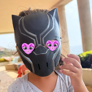 La fillette de 3 ans apparaît vêtue d'un petit pyjama à motifs, une tétine bien en main. Mais ce qui fait craquer les internautes, c’est sans aucun doute son choix de déguisement.
Karine Ferri partage une photo de sa fille Sasha.