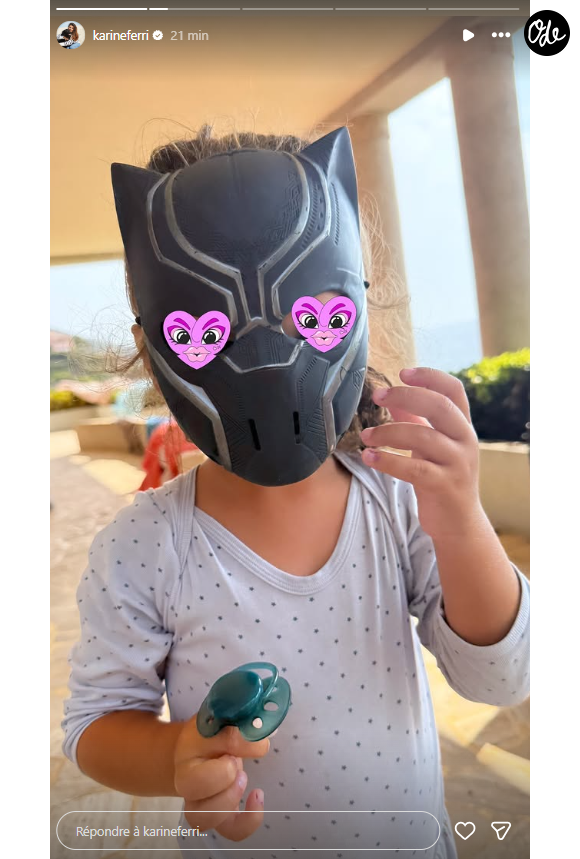 La fillette de 3 ans apparaît vêtue d'un petit pyjama à motifs, une tétine bien en main. Mais ce qui fait craquer les internautes, c’est sans aucun doute son choix de déguisement.

Karine Ferri partage une photo de sa fille Sasha.