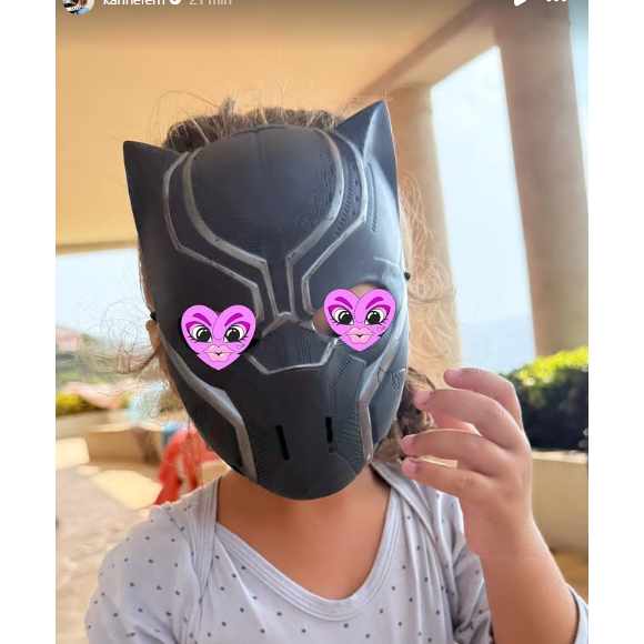 La fillette de 3 ans apparaît vêtue d'un petit pyjama à motifs, une tétine bien en main. Mais ce qui fait craquer les internautes, c’est sans aucun doute son choix de déguisement.

Karine Ferri partage une photo de sa fille Sasha.