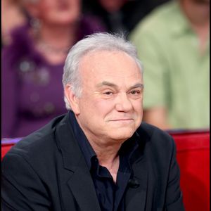 Laurent Cabrol sur le plateau de Vivement Dimanche en 2003 © Guillaume Gaffiot/Bestimage