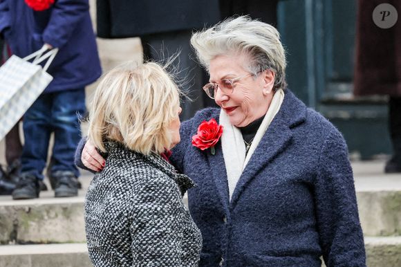 Evelyne Dhéliat et Françoise Laborde, la soeur de la défunte - Arrivées aux obsèques de C.Laborde en l’église Saint-Roch à Paris, le 6 février 2025. Décédée le 28 janvier 2025 à l'âge de 73 ans, l'ancienne présentatrice météo de TF1 (1988 - 2017) était atteinte de la maladie neurodégénérative à corps de Lewy. 
© Jacovides - Moreau / Bestimage