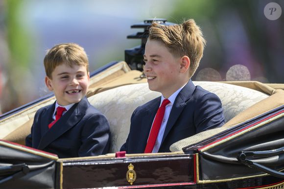 Le prince Louis de Galles, Le prince George de Galles, - Les membres de la famille royale britannique arrivent à Buckingham Palace pour la cérémonie Trooping the Colour à Londres, le 14 juin 2025. Affecté par le crash du Boeing 787 Dreamliner à Ahmedabad du 12 juin, le souverain et les officiels porteront un brassard noir en hommage aux plus de 270 victimes. Bon nombre d'elles étaient des ressortissants britanniques.