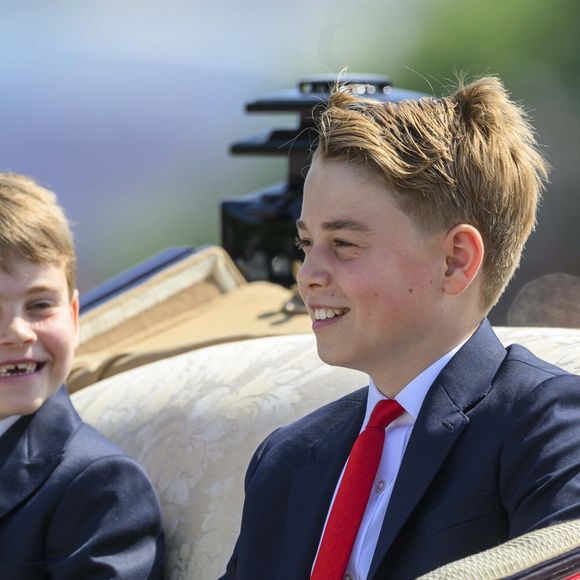 Le prince Louis de Galles, Le prince George de Galles, - Les membres de la famille royale britannique arrivent à Buckingham Palace pour la cérémonie Trooping the Colour à Londres, le 14 juin 2025. Affecté par le crash du Boeing 787 Dreamliner à Ahmedabad du 12 juin, le souverain et les officiels porteront un brassard noir en hommage aux plus de 270 victimes. Bon nombre d'elles étaient des ressortissants britanniques.