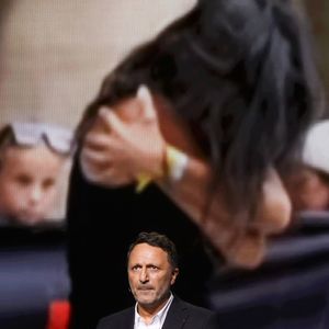 L'animateur et producteur de télévision, Arthur (Jacques Essebag) lors d'une cérémonie organisée par le Conseil des institutions juives de France (CRIF) en hommage aux victimes des attentats du Hamas du 7 octobre 2023 contre Israël, à l'occasion du premier anniversaire de l'événement, à Paris, le 7 octobre 2024. © Stéphane Lemouton / Bestimage