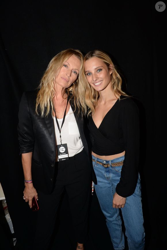 Estelle Lefébure et sa fille Ilona Smet lors du 10ème édition du "Etam Live Show" (Etam Lingerie) lors de la Fashion Week à Paris, France, le 26 septembre 2017. Photo par Rachid Bellak/Bestimage