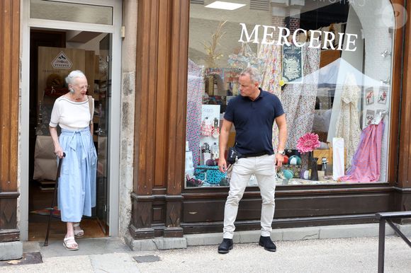 La reine Margrethe II de Danemark se rend comme tous les ans au marché de Cahors le 17 août 2024.
© Jean-Marc Lhomer / Bestimage