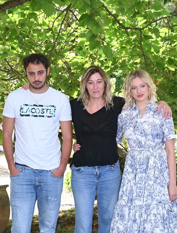 Valeria Bruni-Tedeschi a également confié que l'affaire Sofiane Bennacer l'a "traumatisée".

Sofiane Bennacer, Valeria Bruni-Tedeschi et Nadia Tereszkiewicz au photocall du film “Les Amandiers” lors du 15ème festival du film francophone de Angoulême, le 27 août 2022. 

Photo : Coadic Guirec / Bestimage