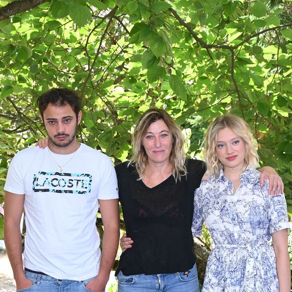Valeria Bruni-Tedeschi a également confié que l'affaire Sofiane Bennacer l'a "traumatisée".

Sofiane Bennacer, Valeria Bruni-Tedeschi et Nadia Tereszkiewicz au photocall du film “Les Amandiers” lors du 15ème festival du film francophone de Angoulême, le 27 août 2022. 

Photo : Coadic Guirec / Bestimage
