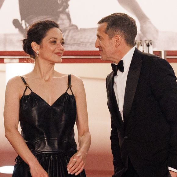 Marion Cotillard et Guillaume Canet, duo iconique

Marion Cotillard et Guillaume Canet - Descente des marches du film « Karma » lors du 79ème Festival International du Film de Cannes © Jacovides-Moreau / Bestimage