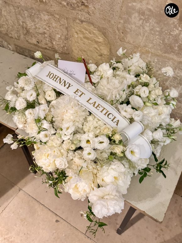 La gerbe de Laeticia Hallyday - Arrivées aux obsèques de Philippe Labro en l'église de Saint-Germain-des-Prés à Paris le 13 juin 2025. © Dominique Jacovides - Christophe Clovis / Bestimage