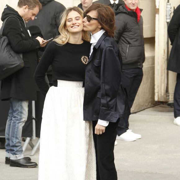 Inès de La Fressange et sa fille Violette Marie d'Urso - Arrivées des people au défilé Chanel collection prêt-à-porter Automne/Hiver 2020-2021 lors de la Fashion Week à Paris le 3 mars 2020. © Christophe Aubert via Bestimage