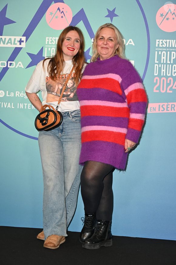 Valerie Damidot et sa fille Roxane posant pour un photocall lors du 27e Festival du film de comédie à L'Alpe d'Huez, France, le 17 janvier 2024. Photo par Mireille Ampilhac/ABACAPRESS.COM