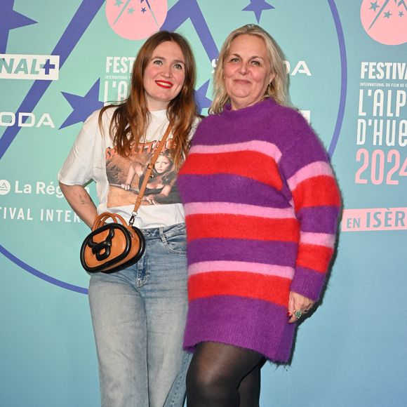 Valerie Damidot et sa fille Roxane posant pour un photocall lors du 27e Festival du film de comédie à L'Alpe d'Huez, France, le 17 janvier 2024. Photo par Mireille Ampilhac/ABACAPRESS.COM
