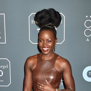 Lupita Nyong'olors de la 25ème édition de la soirée des Critics Choice Awards au Barker Hangar à Santa Monica, Los Angeles, le 12 janvier 2020.