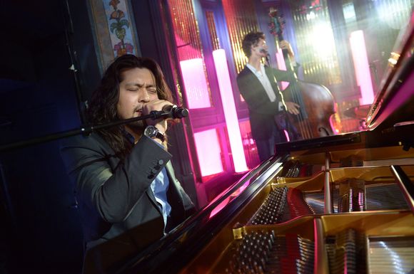 Un joli moment de partage entre deux artistes. 

Archive - Lulu Gainsbourg chante au piano lors de la soirée pour les 80 ans du parfum "Pour Un Homme" de Caron au Théâtre du Renard à Paris, le 9 octobre 2014.

Photo : Rachid Bellak / Bestimage