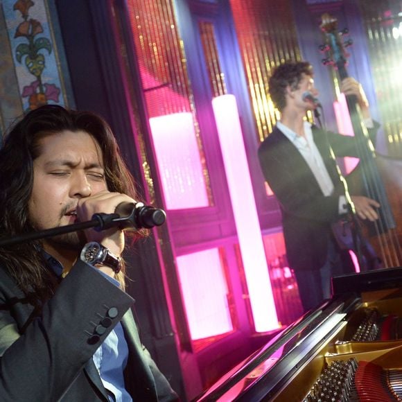 Un joli moment de partage entre deux artistes. 

Archive - Lulu Gainsbourg chante au piano lors de la soirée pour les 80 ans du parfum "Pour Un Homme" de Caron au Théâtre du Renard à Paris, le 9 octobre 2014.

Photo : Rachid Bellak / Bestimage