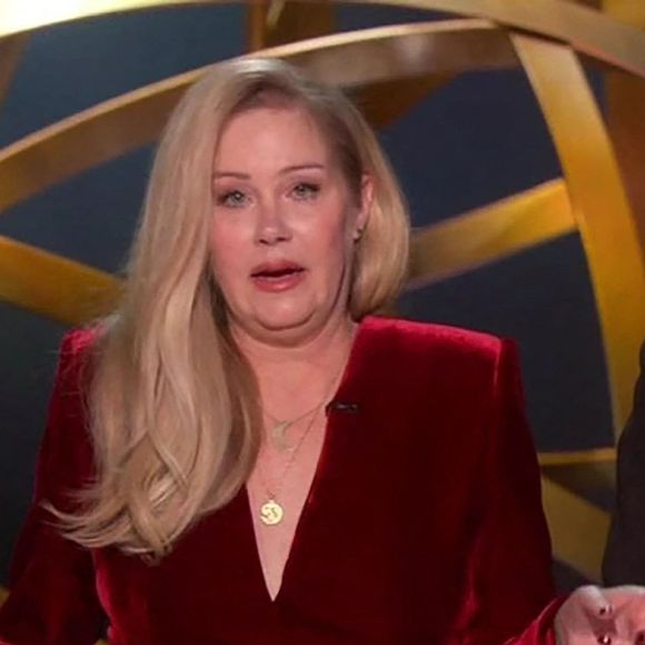 Christina Applegate reçoit une ovation debout alors qu'elle monte sur scène avec une canne pour faire sa présentation aux Emmy Awards. 
© Backgrid UK/ Bestimage