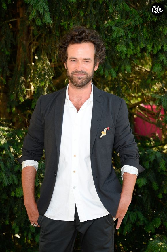 Formé à la prestigieuse École Nationale Supérieure des Arts décoratifs (ENSAD), il a débuté sa carrière dans l'automobile en intégrant le groupe PSA Peugeot Citroën.

Romain Duris - 9e Festival du Film Francophone d'Angoulême - Jour 6 le 27 août 2016. © Coadic Guirec / Bestimage