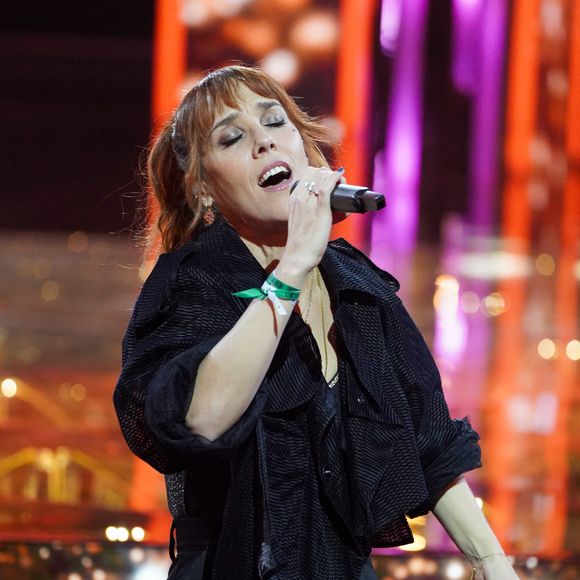 Mais ce n'est pas le seul cadeau hors du commun qui a été offert par un artiste, ce week-end, sur France Télévisions : Zaz, qui est l'une fidèles de la célèbre émission de solidarité du service public, a elle aussi contribué à faire grimper le compteur.

Zaz lors de la soirée de lancement de la 39e édition du Téléthon sur France 3 aux Studios du Lendit à Saint-Denis, France, le 5 décembre 2025. © Anne-Sophie Guebey/Bestimage