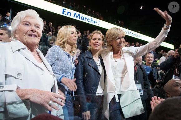 Dimanche, à l'occasion de la Fête des pères, Laurence et Tiphaine Auzière ont rendu hommage à leur papa décédé en 2019, en publiant sur leurs comptes Instagram respectifs des photos d'elles, enfant, aux côtés de celui qui les a élevées, a repéré "Paris Match".

Line Renaud et Brigitte Macron, et ses filles Laurence et Tiphaine - La famille, les amis et soutiens d'Emmanuel Macron dans les tribunes lors du grand meeting d'Emmanuel Macron, candidat d'En Marche ! à l'élection présidentielle 2017, à l'AccorHotels Arena à Paris, France, le lundi 17 avril 2017. © Cyril Moreau/Bestimage