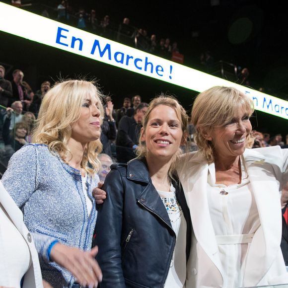 Dimanche, à l'occasion de la Fête des pères, Laurence et Tiphaine Auzière ont rendu hommage à leur papa décédé en 2019, en publiant sur leurs comptes Instagram respectifs des photos d'elles, enfant, aux côtés de celui qui les a élevées, a repéré "Paris Match".

Line Renaud et Brigitte Macron, et ses filles Laurence et Tiphaine - La famille, les amis et soutiens d'Emmanuel Macron dans les tribunes lors du grand meeting d'Emmanuel Macron, candidat d'En Marche ! à l'élection présidentielle 2017, à l'AccorHotels Arena à Paris, France, le lundi 17 avril 2017. © Cyril Moreau/Bestimage