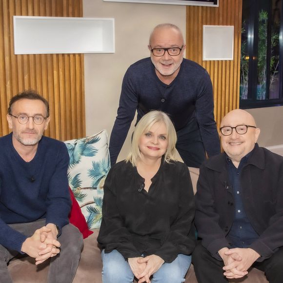 L'homme, qui avait l'intention de quitter sa région pour s'installer à Monaco, avait été, à l'époque, interrogé par l'émission "Combien ça coûte". Et ce qu'il disait, à cette époque-là, aurait très bien pu être dit par... Jeff Tuche, le patriarche de la famille de Bouzolles. "Jusqu'à présent, je ne travaillais pas. Eh bien, je vais continuer !", avait-il assuré, relate Paris Match.
Jean-Paul Rouve, Olivier Baroux, Isabelle Nanty, Michel Blanc, le casting du film "Les Tuche 4" lors de l'enregistrement de l'émission "C à vous" à Paris, diffusée en direct le 8 décembre sur France 5.