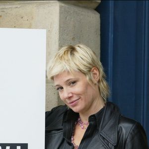 Mais aussi Maïtena Biraben.

Maïtena Biraben, conférence de presse de rentrée pour Canal+ à Paris, plan serré, féminin, bijou, collier, journaliste, animatrice, présentatrice, Les Maternelles sur La 5 en 2003.

Alain Guizard / Bestimage