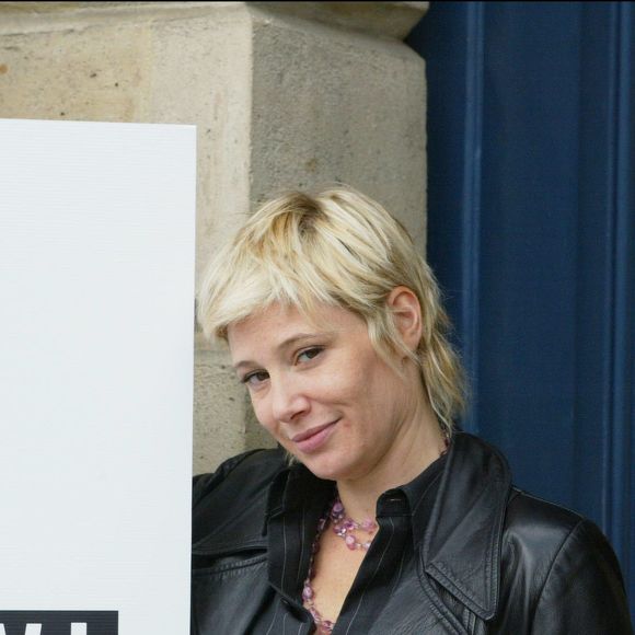 Mais aussi Maïtena Biraben.

Maïtena Biraben, conférence de presse de rentrée pour Canal+ à Paris, plan serré, féminin, bijou, collier, journaliste, animatrice, présentatrice, Les Maternelles sur La 5 en 2003.

Alain Guizard / Bestimage