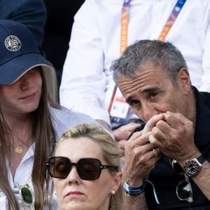 Elie Semoun et sa compagne Aude Fraineau (enceinte) en tribunes lors de la finale messieurs des Internationaux de France de Tennis de Roland Garros 2025 (jour 15), à Paris, France, le 8 juin 2025. © Cyril Moreau/Bestimage