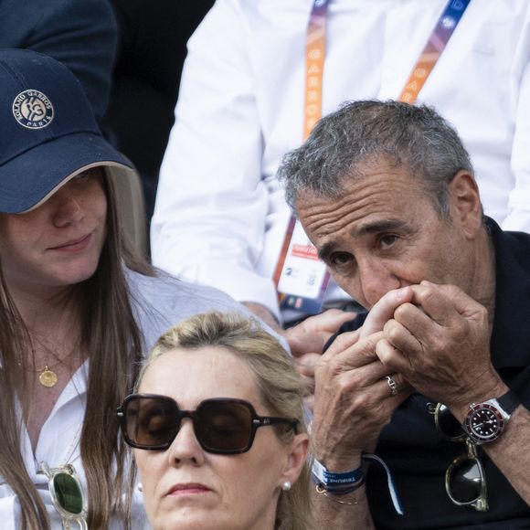 Elie Semoun et sa compagne Aude Fraineau (enceinte) en tribunes lors de la finale messieurs des Internationaux de France de Tennis de Roland Garros 2025 (jour 15), à Paris, France, le 8 juin 2025. © Cyril Moreau/Bestimage