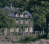 Elle a acheté cette propriétaire de 8 hectares pour 8 millions d'anciens francs

Françoise Sagan dans son manoir du Breuil, en Normandie. Capture Youtube/France 3