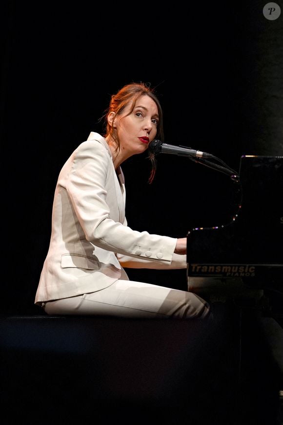 Lorsque nos confrères lui ont demandé si la chanson était "une déclaration d'amour à l'acteur de tous (ses) fantasmes", Jeanne Cherhal a répondu par l'affirmative : "Absolument !". 

Jeanne Cherhal - Cérémonie de remise du Prix Lumière à W.Wenders à l'occasion de la 15ème Edition du Festival Lumière de Lyon. Le 20 octobre 2023
© Sandrine Thesillat / Panoramic / Bestimage