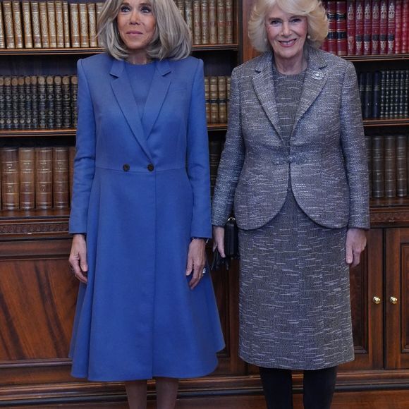 Alors qu'Emmanuel Macron est en Arabie Saoudite pour resserrer les liens diplomatiques, Brigitte Macron est à des milliers de kilomètres de lui. 

Brigitte Macron et Camilla Parker Bowles, reine consort d'Angleterre, assistent à la cérémonie de remise du prix littéraire de l'Entente à la résidence de l'ambassadeur de France à Londres.
© Julien Burton / Bestimage