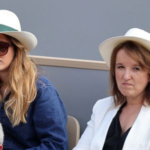 Anne Roumanoff et sa fille Marie Vaillant dans les tribunes lors des Internationaux de France de Tennis de Roland Garros 2022. Paris, le 5 juin 2022. © Dominique Jacovides/Bestimage