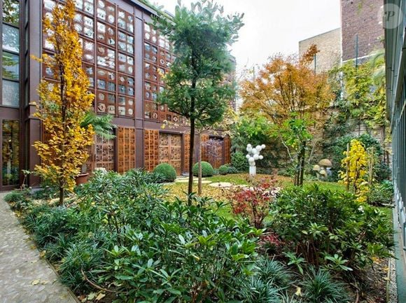 La propriété de 1 800 m² comprend notamment l’hôtel de Chambon, édifice du XIXe siècle inscrit aux Monuments historiques, ainsi qu’un second bâtiment de type loft aménagé sur trois niveaux. 

Info - Gérard Depardieu a vendu son hôtel particulier à Paris. Initialement affiché autour de 50 millions d'euros, il a finalement été cédé pour 22,6 millions d'euros à un acquéreur britannique - BI - L'hôtel particulier de Gerard Depardieu en plein cœur de Saint-Germain-des-Pres est en vente le 12 Decembre 2012. "Propriete de 1800 m² habitables comprenant l'hotel de Chambon construit au XIXe siècle, inscrit aux Monuments historiques, agrementee d'un jardin et de terrasses. De l'autre cote du jardin, un second batiment de type loft, eclaire par un puits de lumière, superbe pièce d'architecture et de design [...] Ascenseur, balcon, piscine, cuisine equipee ", indique l'annonce. Sans preciser le montant demande... Selon nos informations, Depardieu aurait pris la decision de s'en separer voilà tout juste trois mois. Quant au prix, il se situerait aux environs de 50 M€ ! C'est en 2003 que l'acteur a acquis l'hôtel de Chambon, construit en 1820 pour le baron du meme nom. Il avait alors déposé un permis de construire afin de le renover et d'y installer les bureaux de sa société DD Productions. Il projetait aussi d'y emmenager des appartements pour recevoir ses amis.
