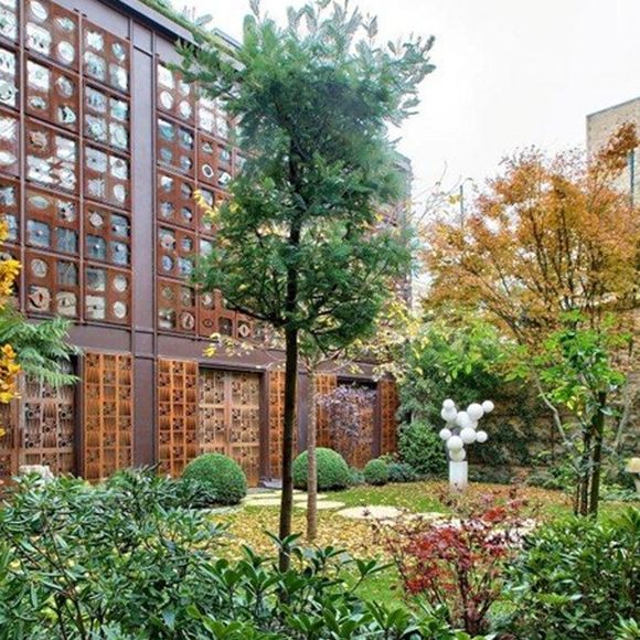 La propriété de 1 800 m² comprend notamment l’hôtel de Chambon, édifice du XIXe siècle inscrit aux Monuments historiques, ainsi qu’un second bâtiment de type loft aménagé sur trois niveaux. 

Info - Gérard Depardieu a vendu son hôtel particulier à Paris. Initialement affiché autour de 50 millions d'euros, il a finalement été cédé pour 22,6 millions d'euros à un acquéreur britannique - BI - L'hôtel particulier de Gerard Depardieu en plein cœur de Saint-Germain-des-Pres est en vente le 12 Decembre 2012. "Propriete de 1800 m² habitables comprenant l'hotel de Chambon construit au XIXe siècle, inscrit aux Monuments historiques, agrementee d'un jardin et de terrasses. De l'autre cote du jardin, un second batiment de type loft, eclaire par un puits de lumière, superbe pièce d'architecture et de design [...] Ascenseur, balcon, piscine, cuisine equipee ", indique l'annonce. Sans preciser le montant demande... Selon nos informations, Depardieu aurait pris la decision de s'en separer voilà tout juste trois mois. Quant au prix, il se situerait aux environs de 50 M€ ! C'est en 2003 que l'acteur a acquis l'hôtel de Chambon, construit en 1820 pour le baron du meme nom. Il avait alors déposé un permis de construire afin de le renover et d'y installer les bureaux de sa société DD Productions. Il projetait aussi d'y emmenager des appartements pour recevoir ses amis.