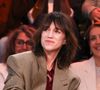 Pour pallier ce mal-être, la comédienne et chanteuse a envisagé de subir une opération de chirurgie esthétique pour modifier la forme de son nez.

Exclusif - Charlotte Gainsbourg - Plateau de l'émission "C à vous" lors du 79ème Festival International du Film de Cannes le 19 mai 2026. © Jack Tribeca / Bestimage