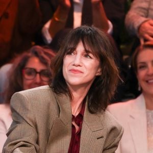 Pour pallier ce mal-être, la comédienne et chanteuse a envisagé de subir une opération de chirurgie esthétique pour modifier la forme de son nez.

Exclusif - Charlotte Gainsbourg - Plateau de l'émission "C à vous" lors du 79ème Festival International du Film de Cannes le 19 mai 2026. © Jack Tribeca / Bestimage