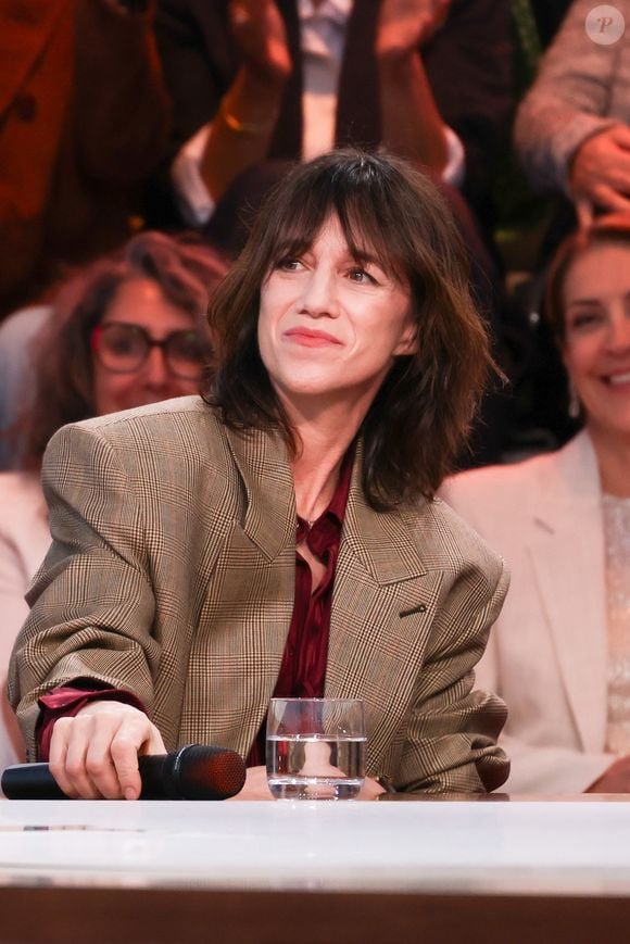 Pour pallier ce mal-être, la comédienne et chanteuse a envisagé de subir une opération de chirurgie esthétique pour modifier la forme de son nez.

Exclusif - Charlotte Gainsbourg - Plateau de l'émission "C à vous" lors du 79ème Festival International du Film de Cannes le 19 mai 2026. © Jack Tribeca / Bestimage