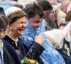 Alors que les festivités battaient leur plein, une pluie soudaine a obligé les membres de la famille à s’emmitoufler dans des ponchos en plastique.

Andreas Norlen, La reine Silvia de Suède, la princesse Victoria de Suède lors des célébrations de la Fête nationale à Stockholm le 6 juin 2025. Photo par Dana Press / Bestimage