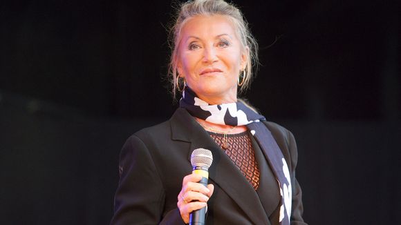 Sur scène pour ses 80 ans, Sheila a dû faire face a des conditions particulières : "46 degrés, 40 degrés sur scène"