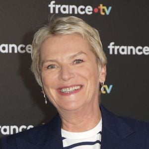 De nombreux membres de la génération Z remettent en effet en question le modèle de vie traditionnel pour des raisons bien précises.
Élise Lucet au photocall de la conférence de presse de rentrée de France Télévisions à Paris, France, le 4 septembre 2024. © Coadic Guirec/Bestimage