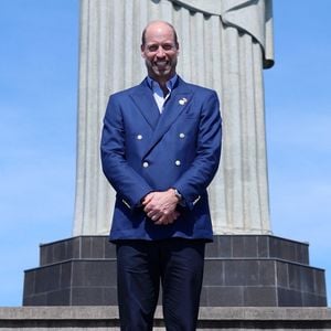 Le prince de Galles lors d'une visite à la statue du Christ Rédempteur à Rio de Janeiro, où il a rencontré les quinze finalistes du prix Earthshot 2025, le troisième jour de son voyage au Brésil à l'occasion de la cérémonie annuelle de remise du prix Earthshot. Photo par PA Photo/ Bestimage