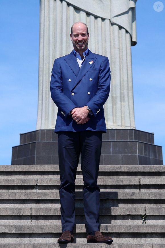 Le prince de Galles lors d'une visite à la statue du Christ Rédempteur à Rio de Janeiro, où il a rencontré les quinze finalistes du prix Earthshot 2025, le troisième jour de son voyage au Brésil à l'occasion de la cérémonie annuelle de remise du prix Earthshot. Photo par PA Photo/ Bestimage