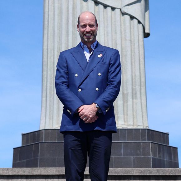 Le prince de Galles lors d'une visite à la statue du Christ Rédempteur à Rio de Janeiro, où il a rencontré les quinze finalistes du prix Earthshot 2025, le troisième jour de son voyage au Brésil à l'occasion de la cérémonie annuelle de remise du prix Earthshot. Photo par PA Photo/ Bestimage