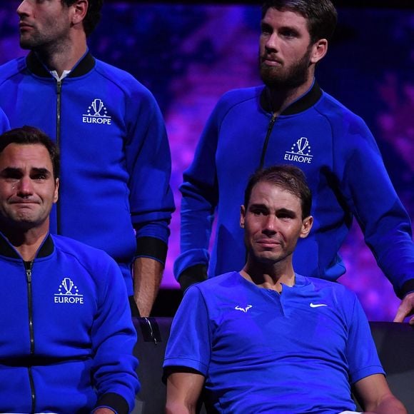 Roger Federer , Rafael Nadal, Stefanos Tsitsipas, Novak Djokovic - Tennis : Roger Federer, tire sa révérence en larmes, lors de Laver Cup à l'O2 Arena de Londres le 23 septembre 2022. La paire Federer/Nadal (Europe) s'est inclinée face à Sock/Tiafoe (Reste du monde) 4-6, 7-6 (7/2), 11-9.
© Antoine Couvercelle / Panoramic / Bestimage