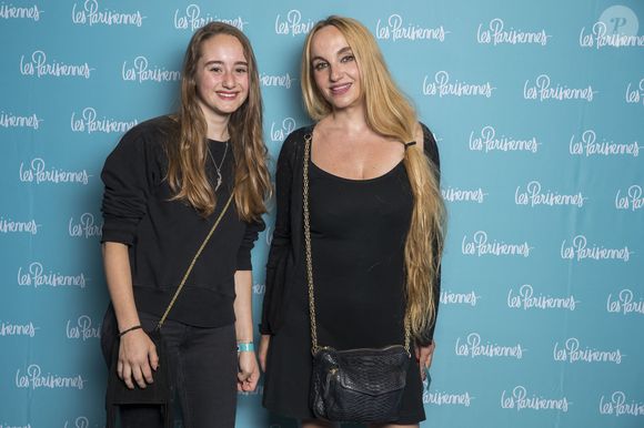 Exclusif - Chloé Mons et Poppée Bashung - Photocall de la première du spectacle "Les Parisiennes" aux Folies Bergères à Paris le 24 mai 2018.  © Olivier Borde - Pierre Perusseau/Bestimage